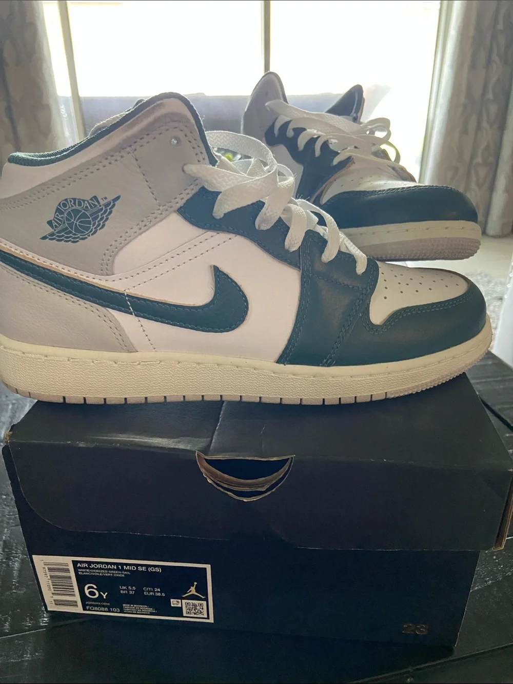 Nike Air Jordan 1 Mid YOUTH Sneakers - White & Teal